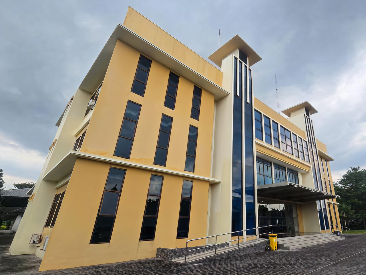 Gedung Utama Universitas